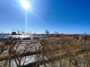 una vista de un patio de trenes con el sol en el cielo en Manuel Agustín Heredia, en Málaga