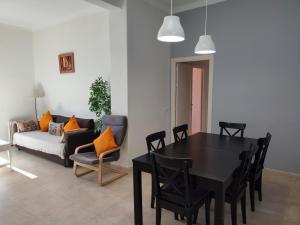 ein Wohnzimmer mit einem Tisch, Stühlen und einem Sofa in der Unterkunft Manuel Agustín Heredia in Málaga