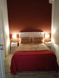 1 dormitorio con 1 cama grande y 2 lámparas en Marcelo T de Alvear 800 en Buenos Aires