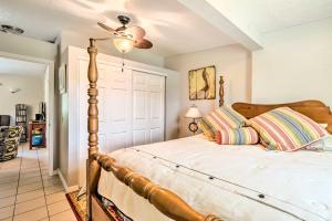 - une chambre avec un lit et un ventilateur de plafond dans l'établissement Cozy Canalfront Home Less Than 2 Miles to Hudson Beach!, à Hudson