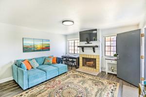 sala de estar con sofá azul y chimenea en Cozy Monterey Apartment - Walk to Wharf and Dtwn!, en Monterey