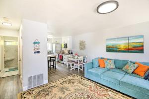 sala de estar con sofá azul y cocina en Cozy Monterey Apartment - Walk to Wharf and Dtwn!, en Monterey