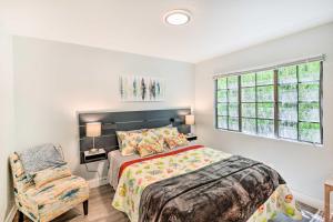 1 dormitorio con 1 cama, 1 silla y 1 ventana en Cozy Monterey Apartment - Walk to Wharf and Dtwn!, en Monterey