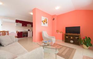 Televízia a/alebo spoločenská miestnosť v ubytovaní Apartment Frlan