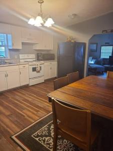 eine Küche mit einem Holztisch und eine Küche mit einem Kühlschrank in der Unterkunft Misty Waters Getaway in Elizabethton