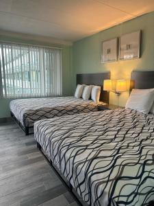 Un pat sau paturi într-o cameră la Royal Canadian Motel
