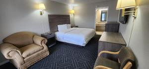 Llit o llits en una habitació de Alice Motor Inn