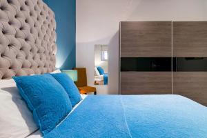 - une chambre avec un grand lit et une grande tête de lit dans l'établissement Award Winning Apartment St Julians, à San Ġiljan
