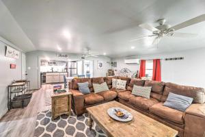 ein Wohnzimmer mit einem Sofa und einem Tisch in der Unterkunft Cottage with Patio and Shared Waterfront Perks! in New Bern