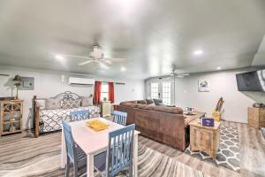 ein Wohnzimmer mit einem Sofa und einem Tisch in der Unterkunft Cottage with Patio and Shared Waterfront Perks! in New Bern