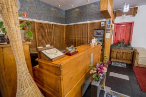 Una habitación con un mostrador de madera con flores. en Hotel Castillo del Alba, en Pola de Somiedo