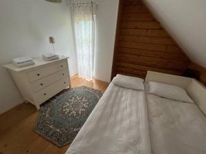拉希夫的住宿－Rakhiv House，一间卧室设有两张床、一个梳妆台和窗户。