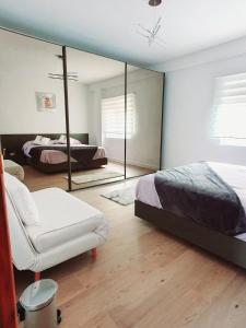 sypialnia z lustrem, łóżkiem i krzesłem w obiekcie CASA BOUTIQUE LOS MONEGROS 