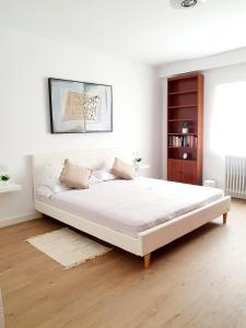 Un dormitorio blanco con una gran cama blanca. en CASA BOUTIQUE LOS MONEGROS, 