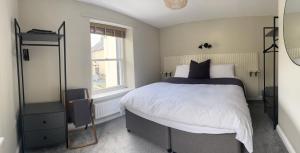 - une chambre avec un grand lit et une fenêtre dans l'établissement 1 The Croft, à Cockermouth