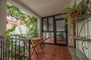 einen Balkon mit einem Tisch, Stühlen und Pflanzen in der Unterkunft Casa rural collao de lobo in Serradilla