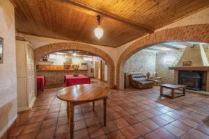 ein Wohnzimmer mit einem Tisch und einem Kamin in der Unterkunft Casa rural collao de lobo in Serradilla