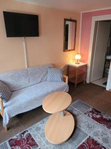 sala de estar con sofá y mesa en Gästehaus Luise en Monschau