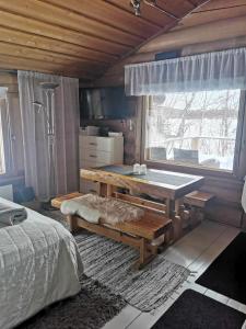 Heteranta, Lake Inari / Inarijärvi في إيناري: غرفة نوم مع مكتب وسرير ونافذة