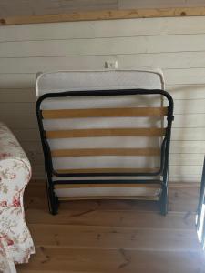 una silla sentada en la esquina de una habitación en Utterbyn/Sirsjön 