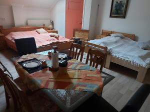 里提的住宿－B&B de (S)tulp，一间设有两张床和一张桌子及椅子的房间