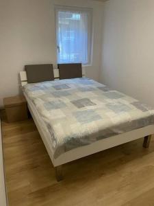 a large bed in a room with a window at Apartment Bellavista in Saas-Grund