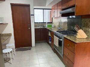 Villa c-Netflix, Alberca y vista al Rioにあるキッチンまたは簡易キッチン