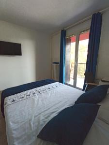 Posteľ alebo postele v izbe v ubytovaní Private room in renovated apartment - Tram 1 min walk