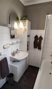 ein Badezimmer mit einem Waschbecken, einem Spiegel und einer Badewanne in der Unterkunft Top Ferienwohnung am Diemelsee, Sauerland Nähe Willingen Winterberg in Diemelsee