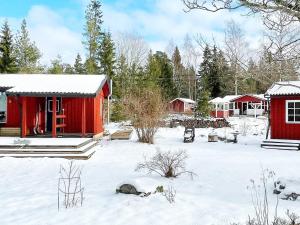 Furusund的住宿－Holiday home BLIDÖ VIII，底下有雪的红色小屋