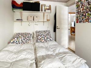 Furusund的住宿－Holiday home BLIDÖ VIII，小房间的一个床位,配有两个枕头