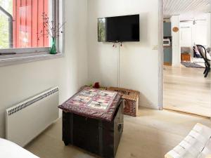 Furusund的住宿－Holiday home BLIDÖ VIII，客厅配有凳子和墙上的电视