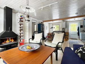 Furusund的住宿－Holiday home BLIDÖ VIII，客厅配有桌子和壁炉