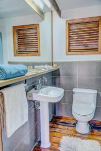 een badkamer met een toilet en een wastafel bij Lands End in West End
