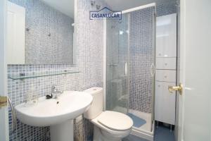 łazienka z toaletą, umywalką i prysznicem w obiekcie Apartamento Cigüeña w mieście Sanlúcar de Barrameda