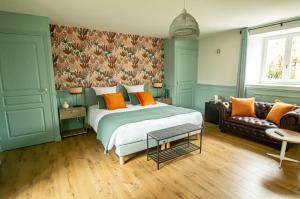 - une chambre avec un lit et un canapé dans l'établissement Manoir de Beaupré, à Vannes