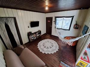 - une vue de tête sur un salon avec un hamac dans l'établissement Casa Rústica com Churrasqueira e Wi-fi na Praia!, à Matinhos