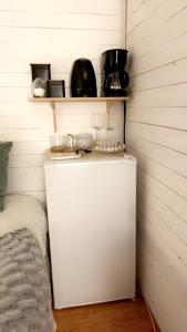 um pequeno frigorífico branco num canto de um quarto em Villa Angelica em Ljungskile
