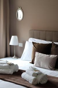 波隆那的住宿－A Casa Tua，一间卧室配有两张床,并备有折叠毛巾。