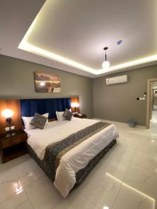 a large bedroom with a large white bed in it at أزار للشقق الفندقية in Abyār ‘Alī