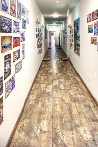 eine Kunstgalerie mit Bildern an den Wänden in der Unterkunft Motel Route66 
