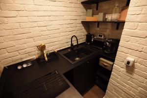Bear's Apartment Studio Alba Iulia tesisinde mutfak veya mini mutfak