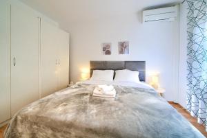 un grande letto in una camera bianca con due lampade di Luxury apartment Vanessa, Njivice a Njivice