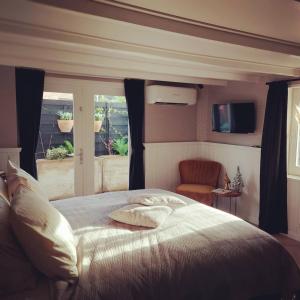 sypialnia z dużym łóżkiem i oknem w obiekcie B&B Mañana w mieście Cuijk