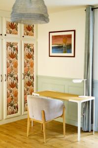 une salle à manger avec une table et une chaise dans l'établissement Manoir de Beaupré, à Vannes