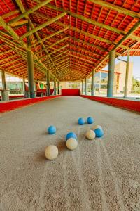 Quattro palle blu nel bel mezzo di una pista da bowling. di Águas de Palmas Resort a Governador Celso Ramos