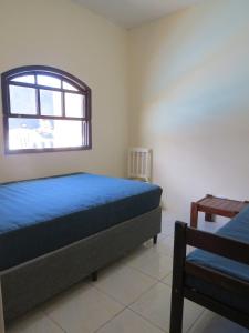 ein Schlafzimmer mit einem Bett und einem Fenster in der Unterkunft Casa com Piscina e Churrasqueira perto da Praia in Pontal do Paraná + 19 Fotos