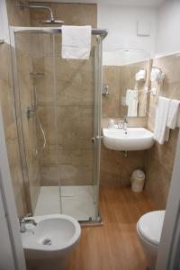 Koupelna v ubytování Hotel Montevecchio + 34 fotografií