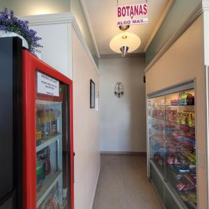 un magasin avec un réfrigérateur ouvert dans le couloir dans l'établissement Hotel Cali Blvd., à Guadalupe