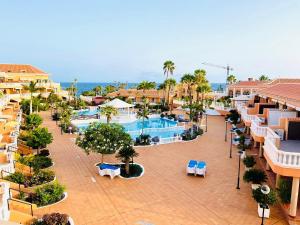 Bazén v ubytování Royal Garden Sea Views By Deihu Experiences nebo v jeho okolí